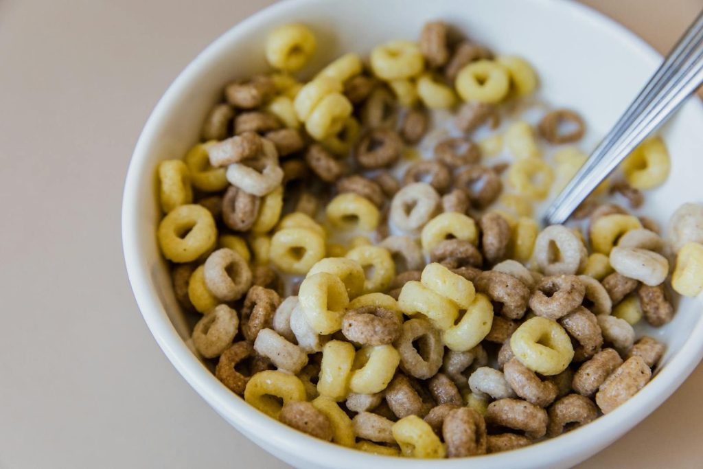 Close-up of a delicious and healthy cereal bowl with milk, perfect for a nutritious breakfast.