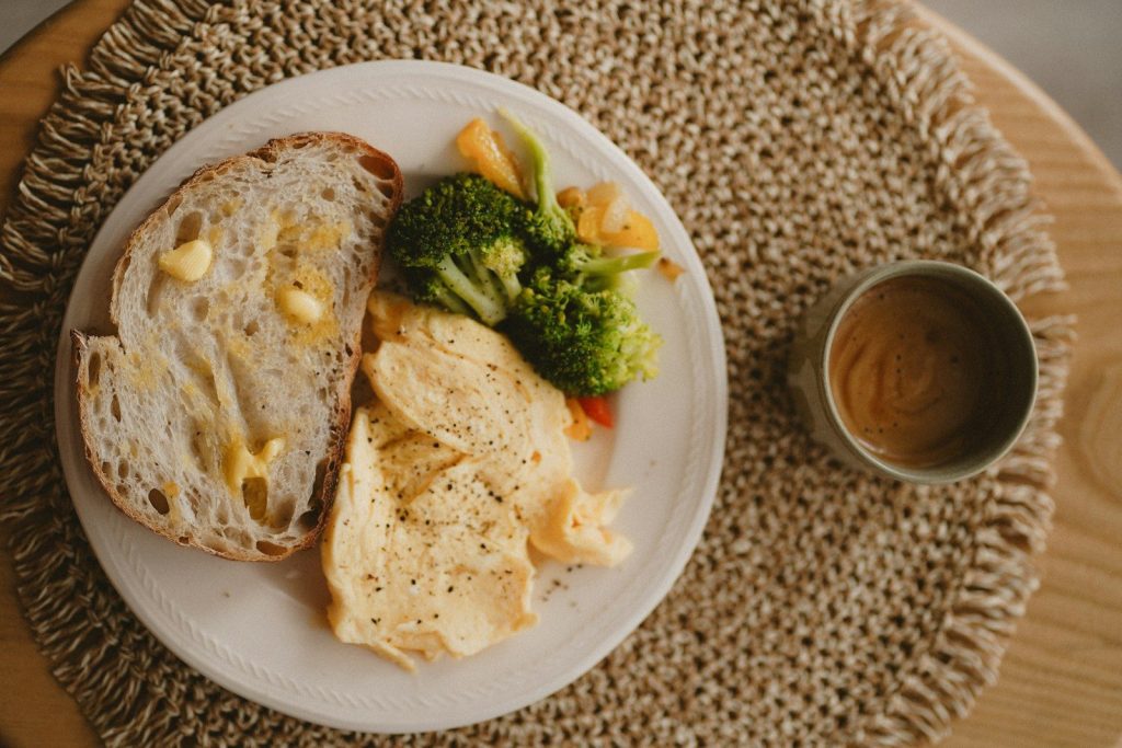 Toast, chicken, and broccoli with a drink