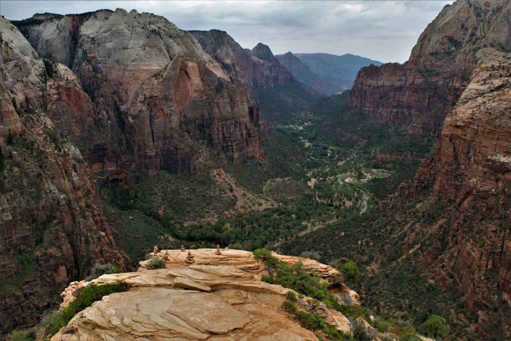 Scenic aerial view of a rocky canyon landscape showcasing nature's beauty and tranquility.