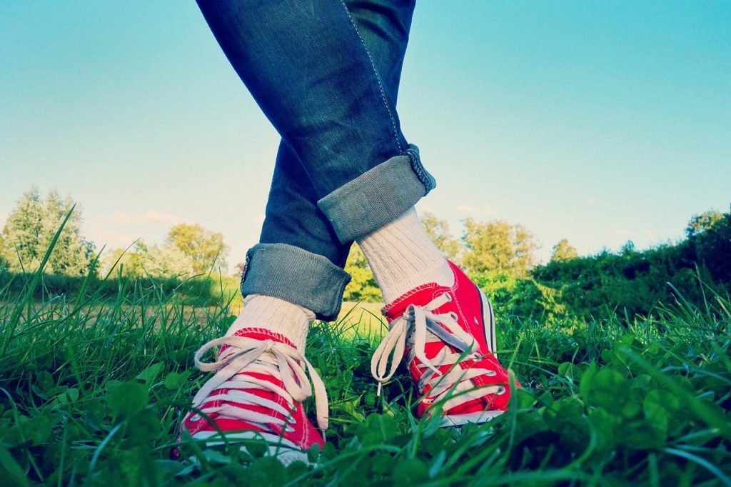 leg, foot, body, female, standing, shoe, sneakers, fashion, jeans, nature, laces, grass, pose, model