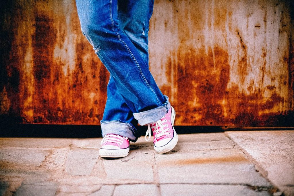 feet, legs, standing, waiting, crossed legs, shoes, sneakers, converse, denim pants, blue jeans, urban, jeans, girl, pink shoes, fashion, footwear, shoes, shoes, blue jeans, jeans, jeans, jeans, jeans, jeans