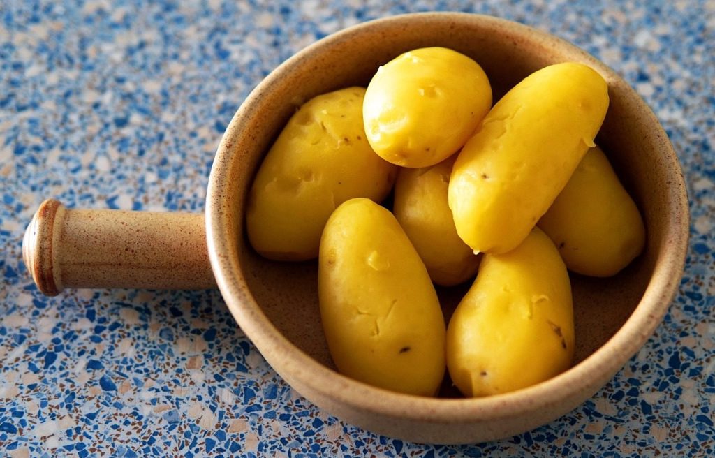jacket potatoes, peeled off, potatoes, kitchen work