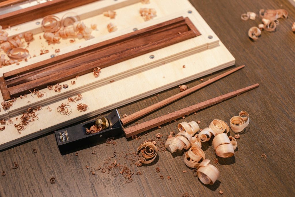 A group of woodworking tools sitting on top of a wooden table
