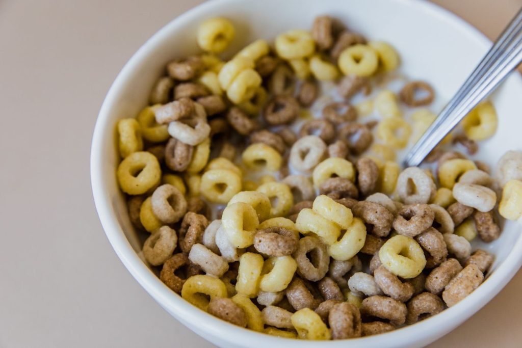 Close-up of a delicious and healthy cereal bowl with milk, perfect for a nutritious breakfast.