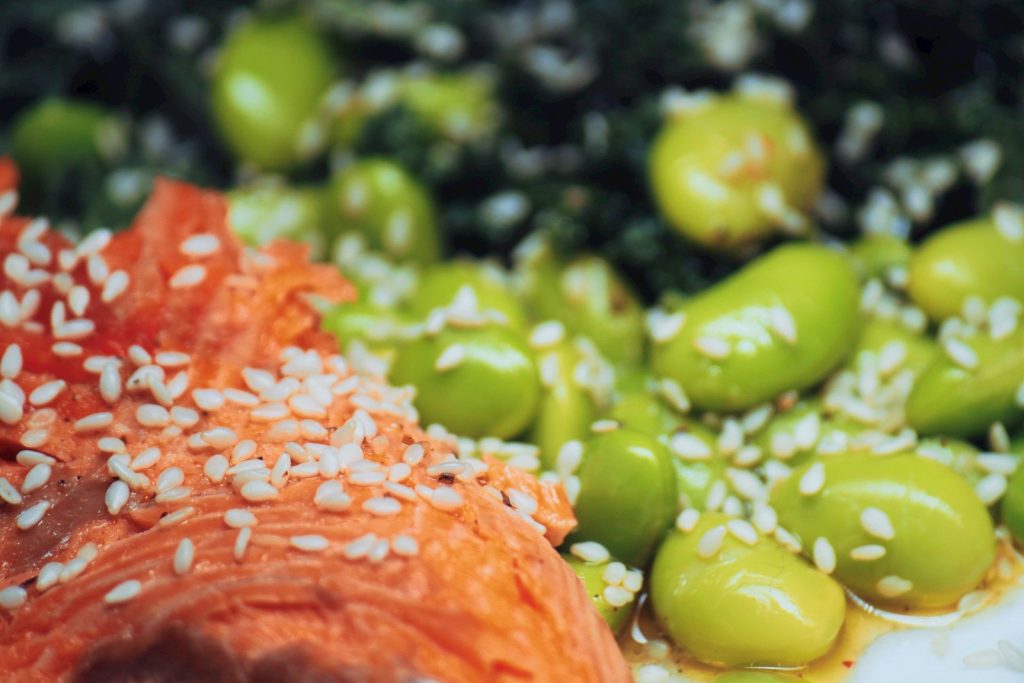 sliced meat with green peas and sliced carrots