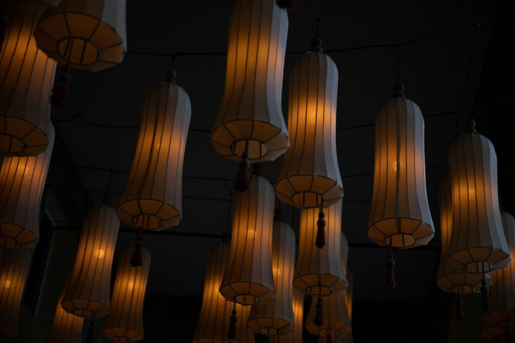 a bunch of lights that are hanging from a ceiling