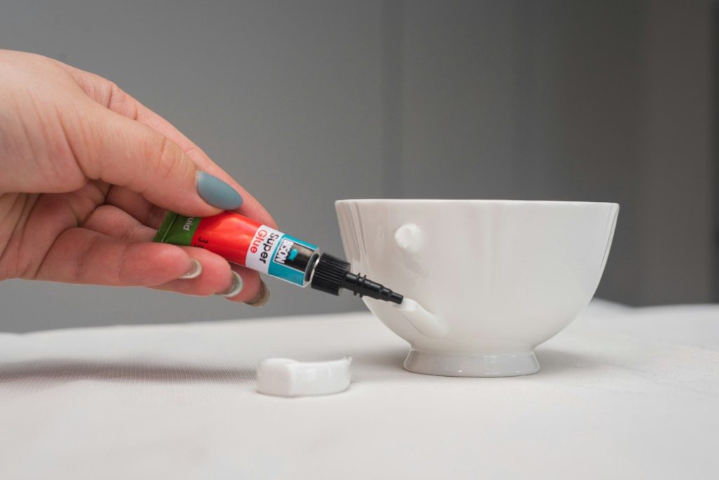 a woman is putting a marker in a cup