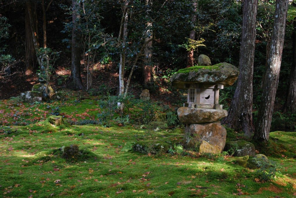a stone lantern in the middle of a forest