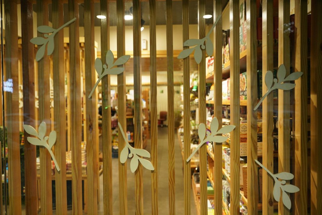 A wooden screen with leaf decorations is shown.