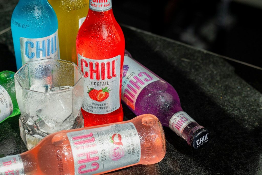 a table topped with bottles of different types of drinks