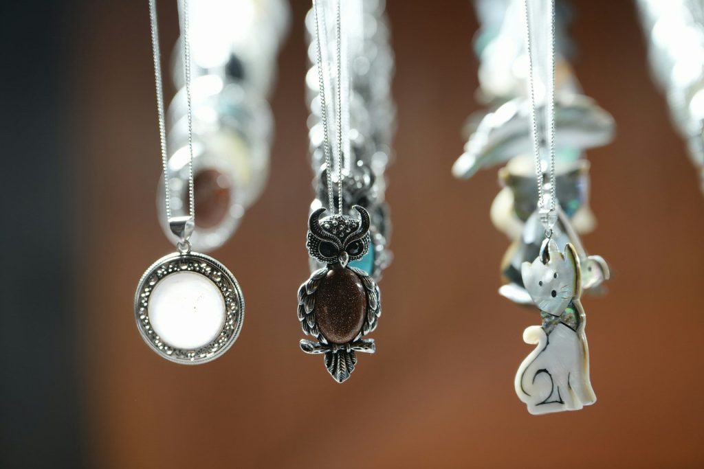 A close up of a bunch of charms