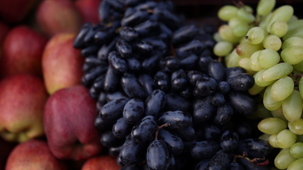 purple grapes